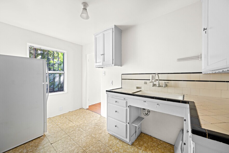 More Photos Of 2106 Valentine St, Los Angeles Apartments For Sale