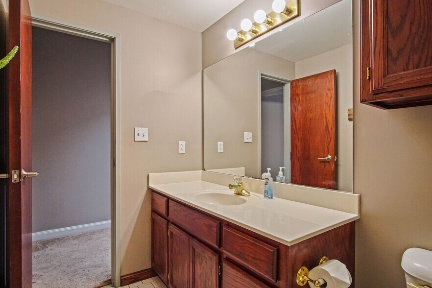More Photos Of 2412 Palmer Cir, Norman Office For Sale