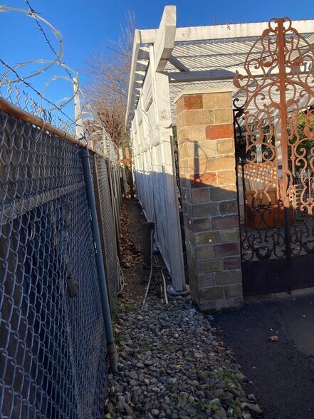 More Photos Of 870 Hartnell Ave, Redding Garden Center For Sale