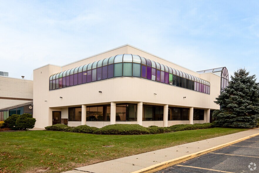 More Photos Of 5005 Veterans Memorial Hwy, Holbrook Distribution For Lease