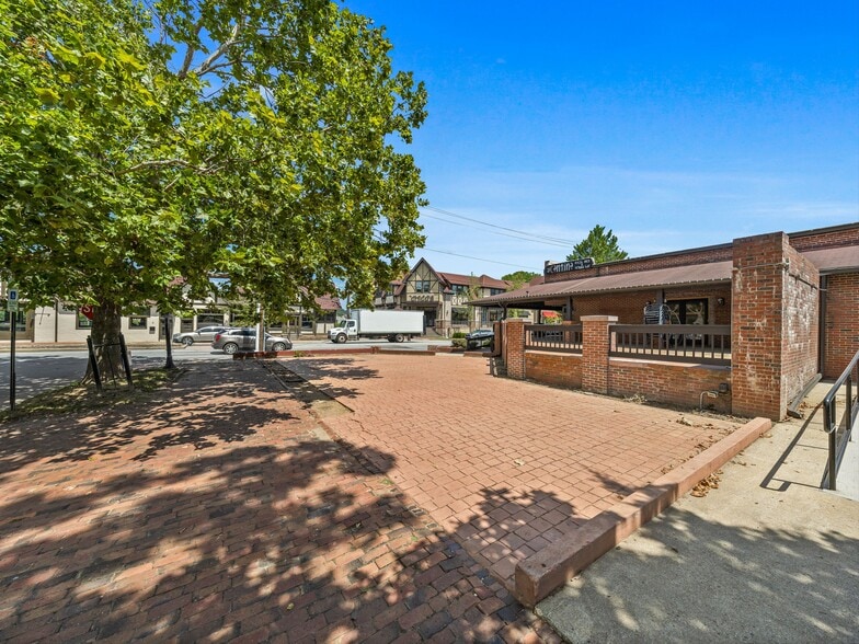 More Photos Of 10 Biltmore Plz, Asheville Restaurant For Lease