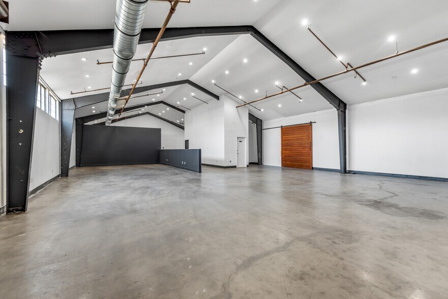 More Photos Of 713 N Victory Blvd, Burbank Warehouse For Lease