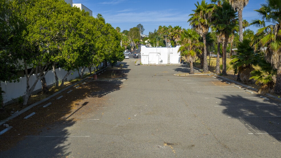 More Photos Of 1565 N Santa Fe Ave, Vista Freestanding For Sale