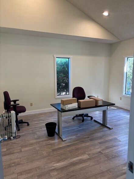 More Photos Of 831 NE Avery St, Newport Light Manufacturing For Lease