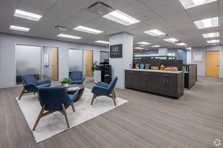 More Photos Of 265 Exchange Dr, Crystal Lake Office For Sale
