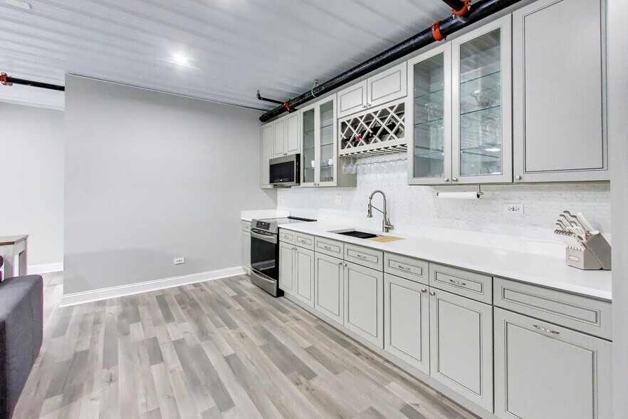 More Photos Of 2244 Ferry Rd, Naperville Flex For Sale