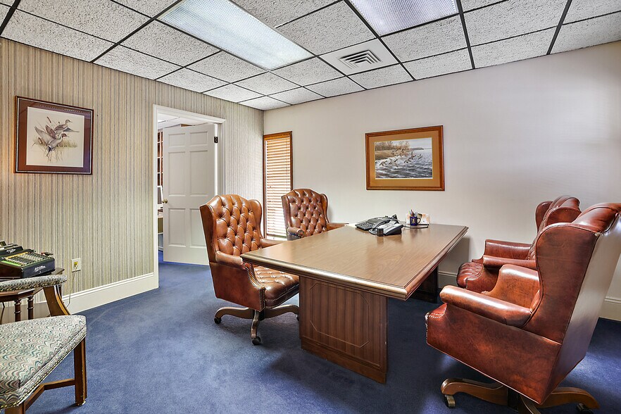 More Photos Of 400 Webster St, Leesburg Office For Lease