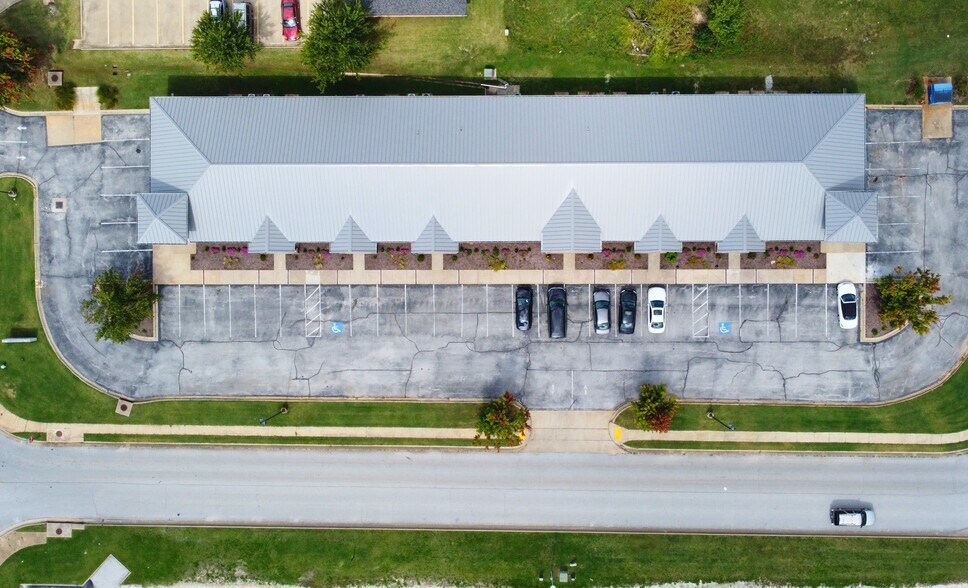 More Photos Of 2323 W Chestnut St, Rogers Office For Lease
