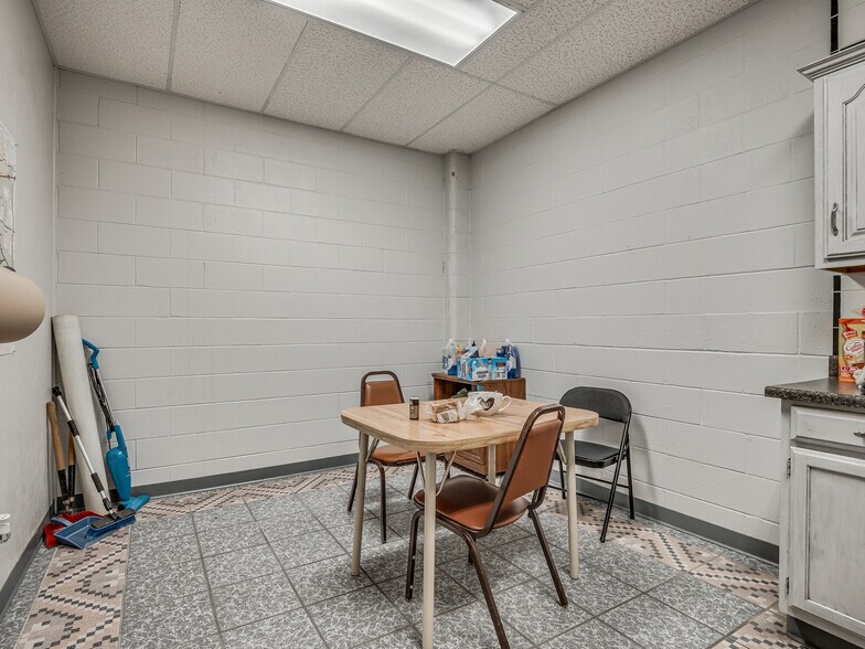 More Photos Of 3730-3732 N MacArthur Blvd, Warr Acres Showroom For Sale