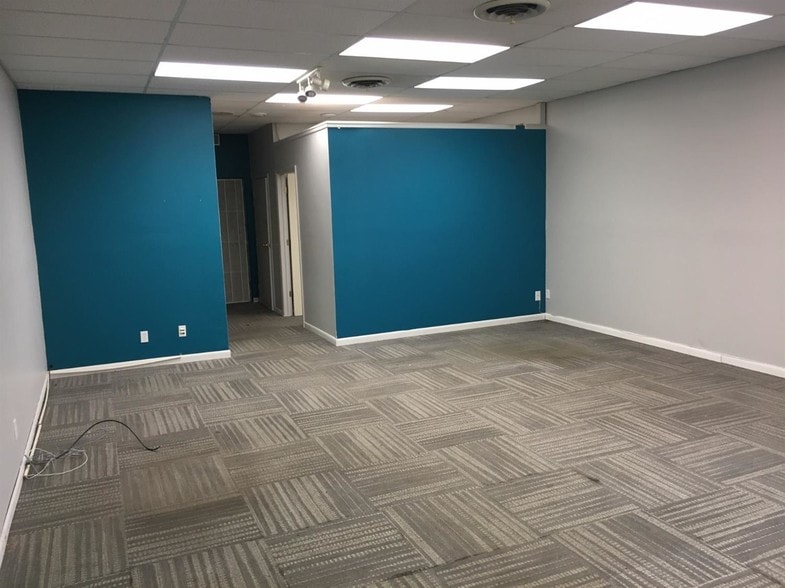 More Photos Of 8031-8045 Euclid Ave, Munster Storefront Retail Office For Lease