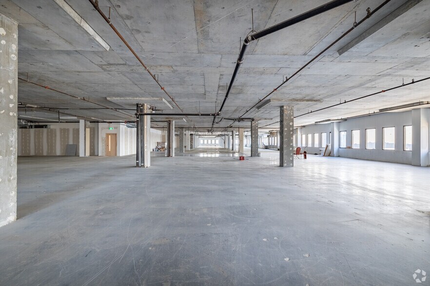 More Photos Of 555 Rue Chabanel O, Montréal Office For Sale