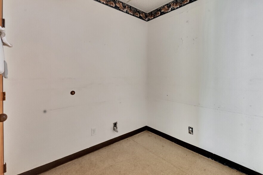 More Photos Of 104 Teakwood Dr, Victoria Medical For Sale