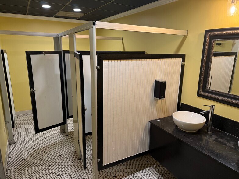 More Photos Of 236-238 S Elm St, Greensboro Apartments For Lease