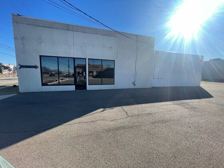 More Photos Of 456 E 14 Mile Rd, Madison Heights Freestanding For Lease