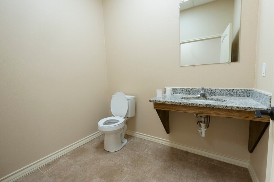 More Photos Of 1806 CR-1101, Midland Warehouse For Lease