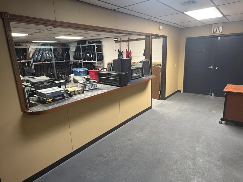 More Photos Of 1109 W Kickapoo Spur St, Shawnee General Retail For Sale