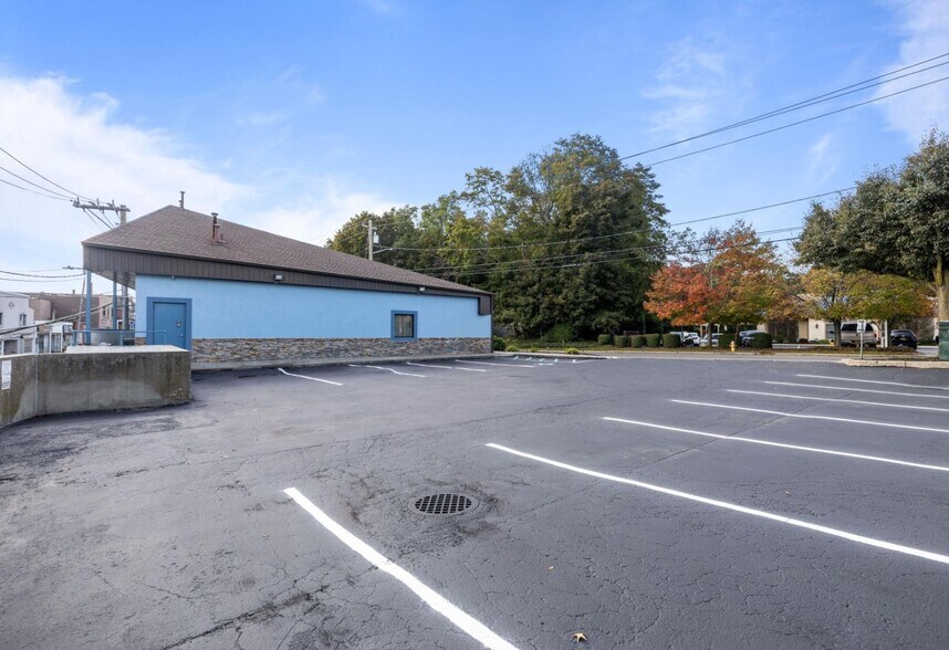 More Photos Of 120-124 Laurel Rd, East Northport Freestanding For Sale