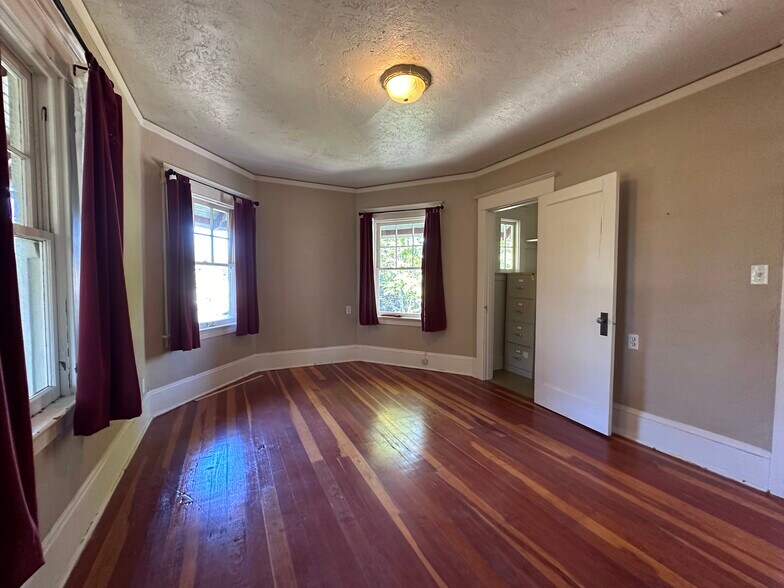 More Photos Of 619 NE Roberts Ave, Gresham Medical For Lease