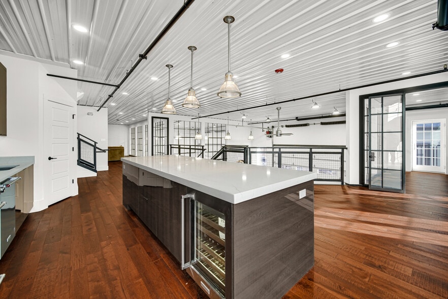 More Photos Of 2244 Ferry Rd, Naperville Flex For Sale