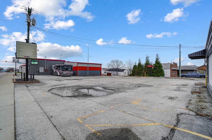 More Photos Of 994 E Market St, Celina Freestanding For Sale