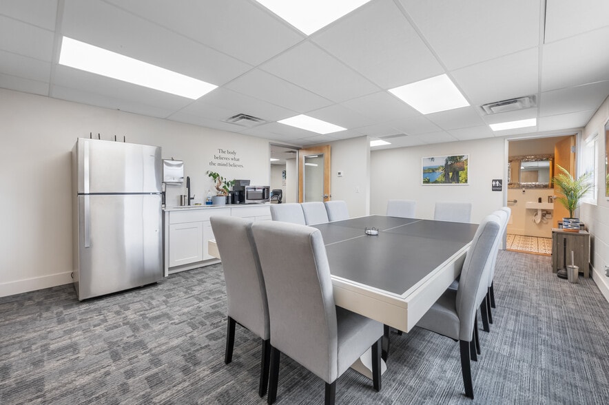 More Photos Of 104-108 W 31st St, Garden City Light Manufacturing For Sale