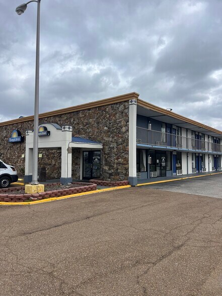 More Photos Of 800 University St, Martin Hotel For Sale