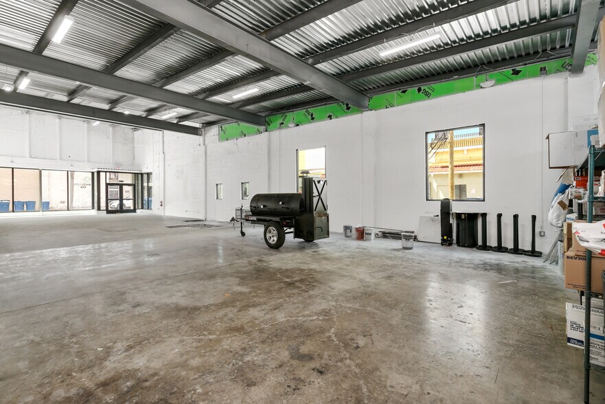 More Photos Of 1529-1531 Lee St, Fort Myers Bar For Sale