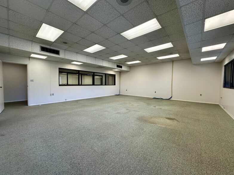 More Photos Of 8 Lester St, Martinsville General Retail For Sale