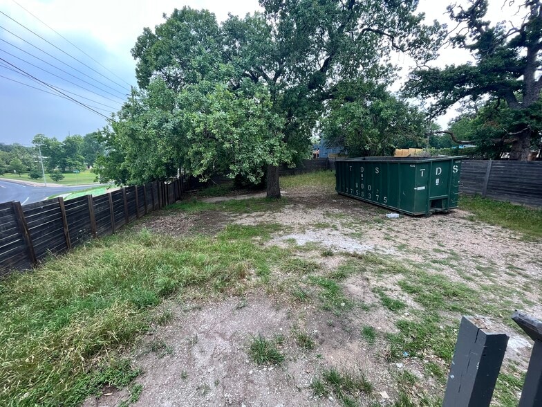 More Photos Of 2211 E 12th St, Austin General Retail For Lease