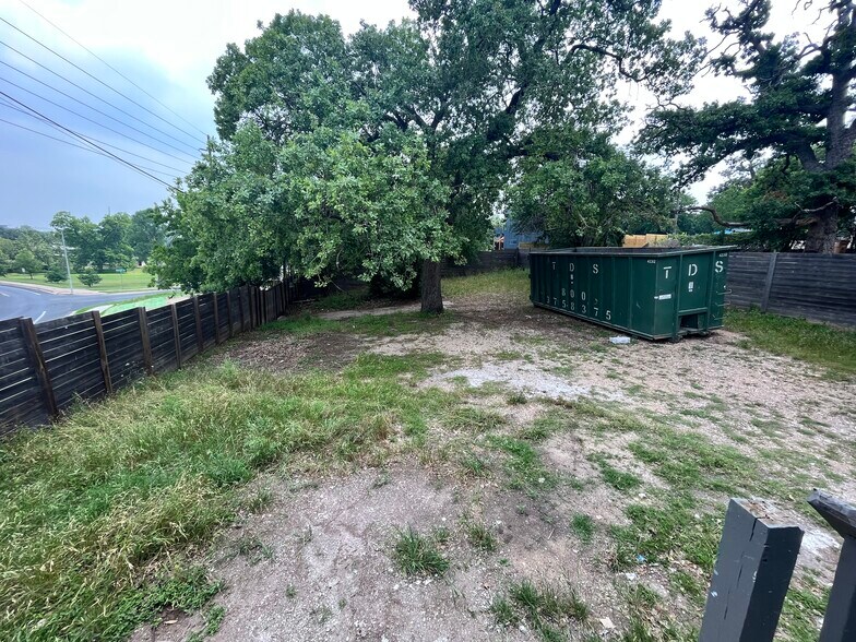 More Photos Of 2211 E 12th St, Austin General Retail For Lease