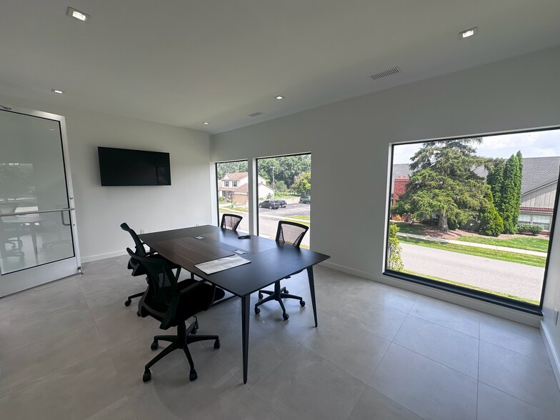 More Photos Of 189 E Big Beaver Rd, Troy Office For Sale