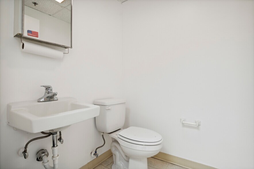 More Photos Of 32 Germay Dr, Wilmington Warehouse For Lease