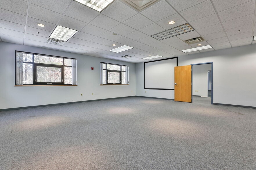 More Photos Of 7 Wall St, Windham Office For Lease