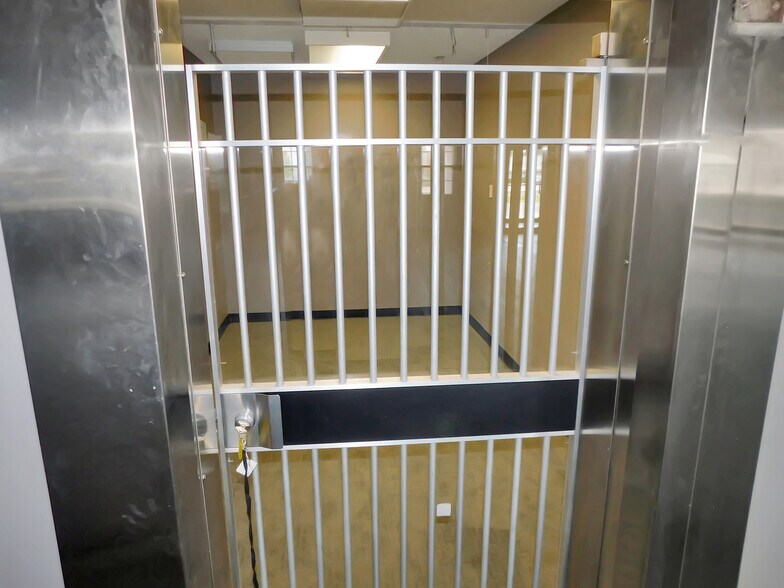 More Photos Of 769 N Blackhawk Blvd, Rockton Office For Lease