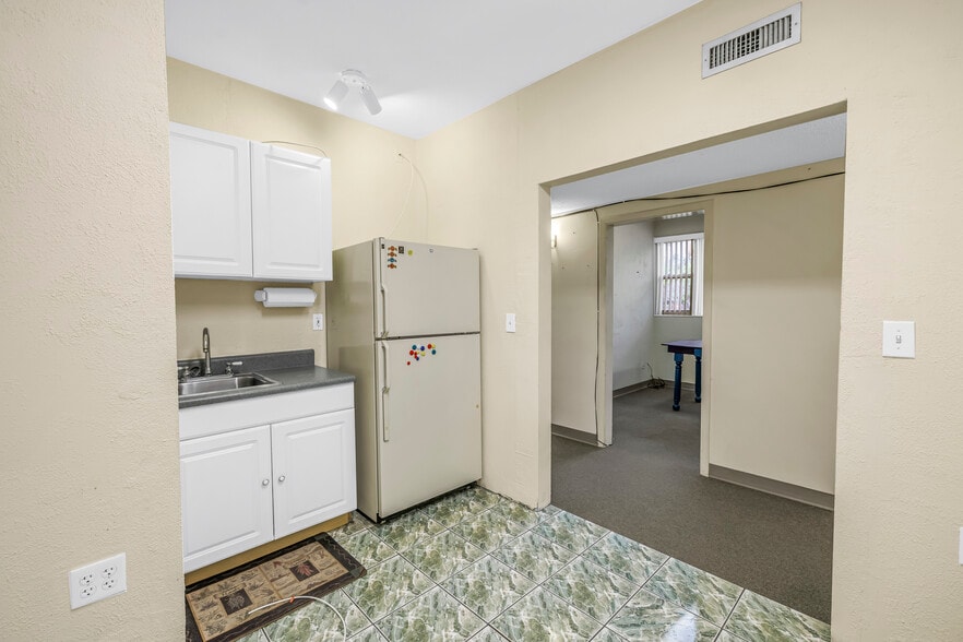More Photos Of 2363 1st Ave N, Saint Petersburg Office For Sale