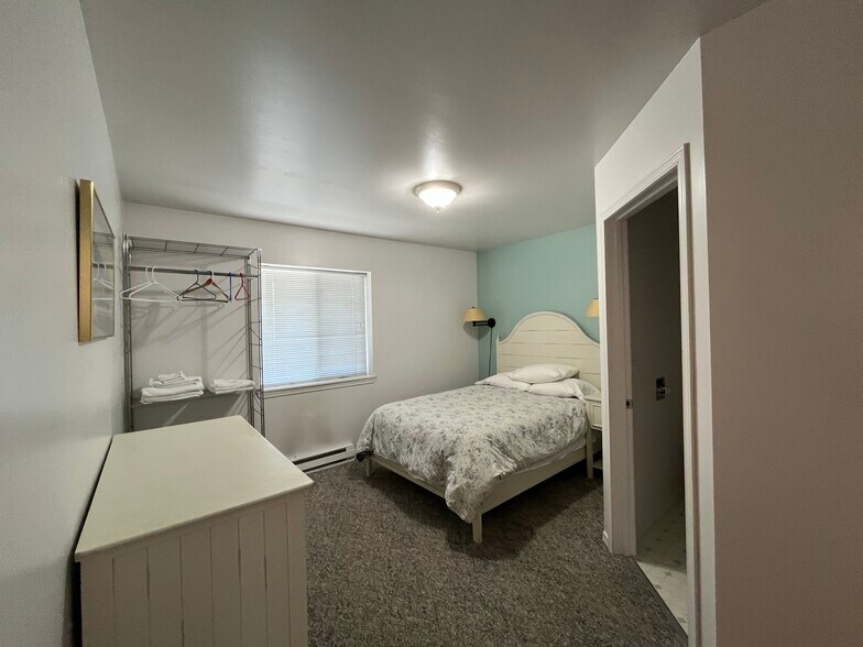 More Photos Of 1004 S Nordic Dr, Petersburg Hotel For Sale