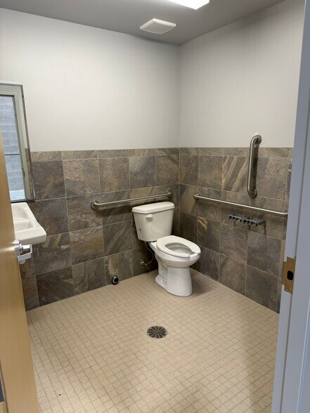 More Photos Of 2764-2808 W 14000 S, Bluffdale Showroom For Lease