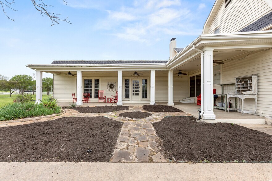 More Photos Of 53447 Highway 290, Hempstead Specialty For Sale