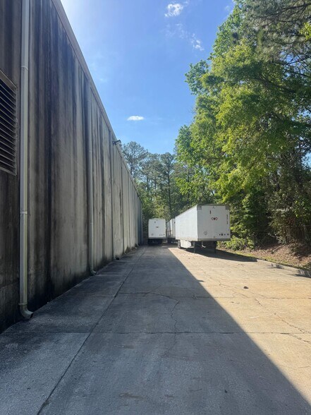 More Photos Of 600 Ellis Rd N, Jacksonville Warehouse For Lease