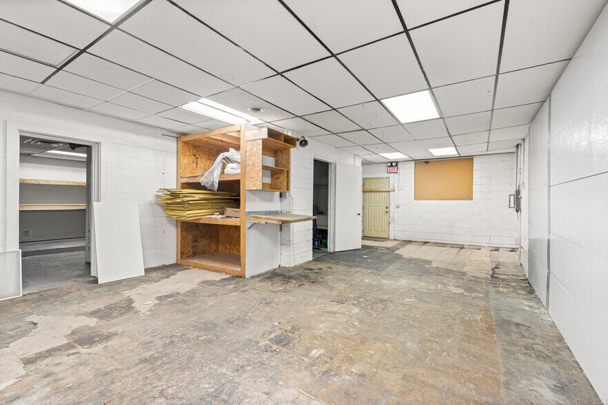 More Photos Of 26905 Plymouth Rd, Redford Township Freestanding For Lease