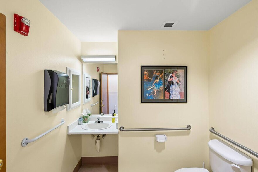 More Photos Of 905 Skylark Pl, Ashland Healthcare For Sale