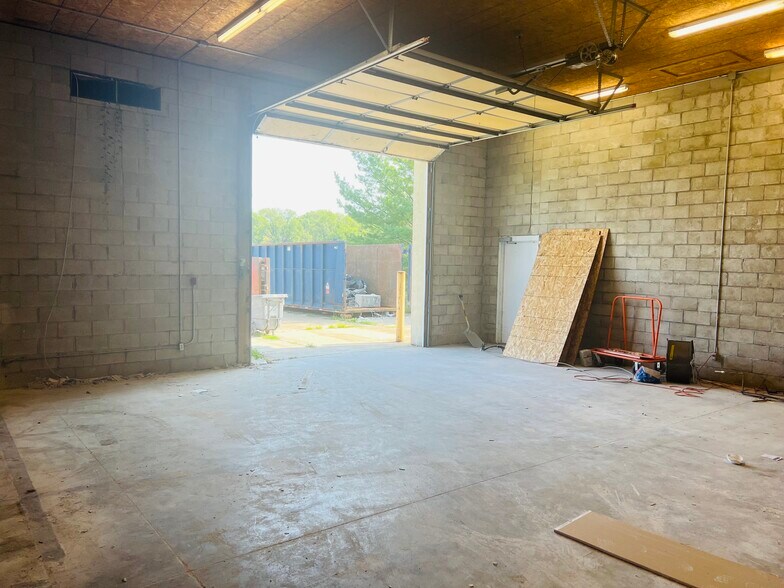 More Photos Of 200 Spitler Park Plz, Mount Zion Storefront Retail Office For Sale