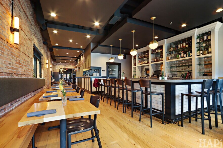 More Photos Of 545-547 N Milwaukee Ave, Libertyville General Retail For Sale