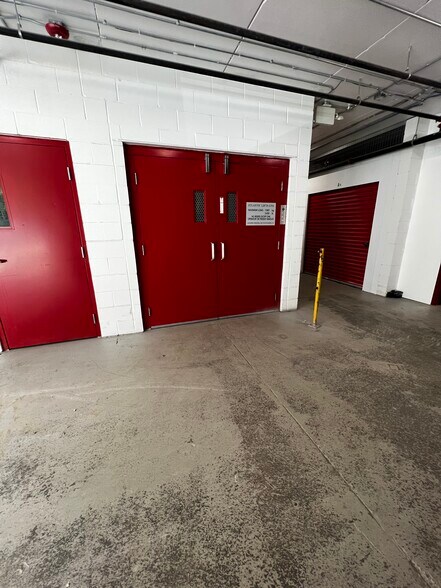 More Photos Of 3 Crescent Rd, Huntsville Self Storage For Sale