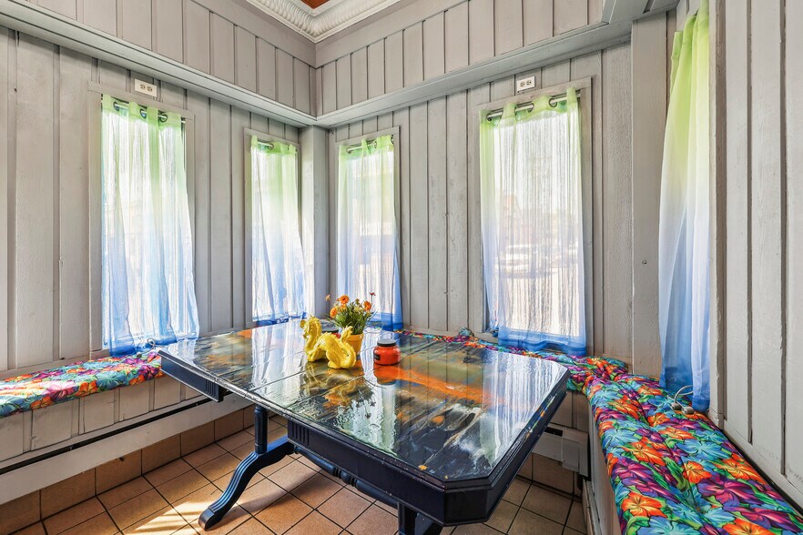 More Photos Of 1701 Pine Ave, Niagara Falls Restaurant For Sale