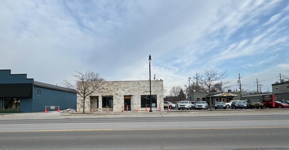 More Photos Of 76-84 W 14 Mile Rd, Clawson Restaurant For Lease