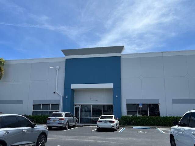 More Photos Of 2401-2599 SW 32nd Ave, Pembroke Park Warehouse For Lease
