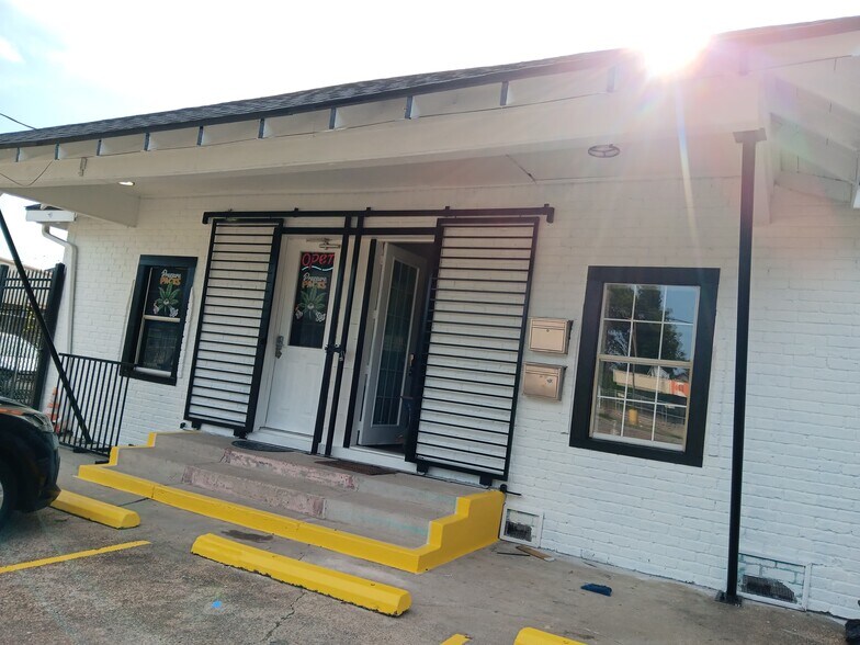 More Photos Of 304 S Lockwood Dr, Houston Storefront Retail Office For Lease
