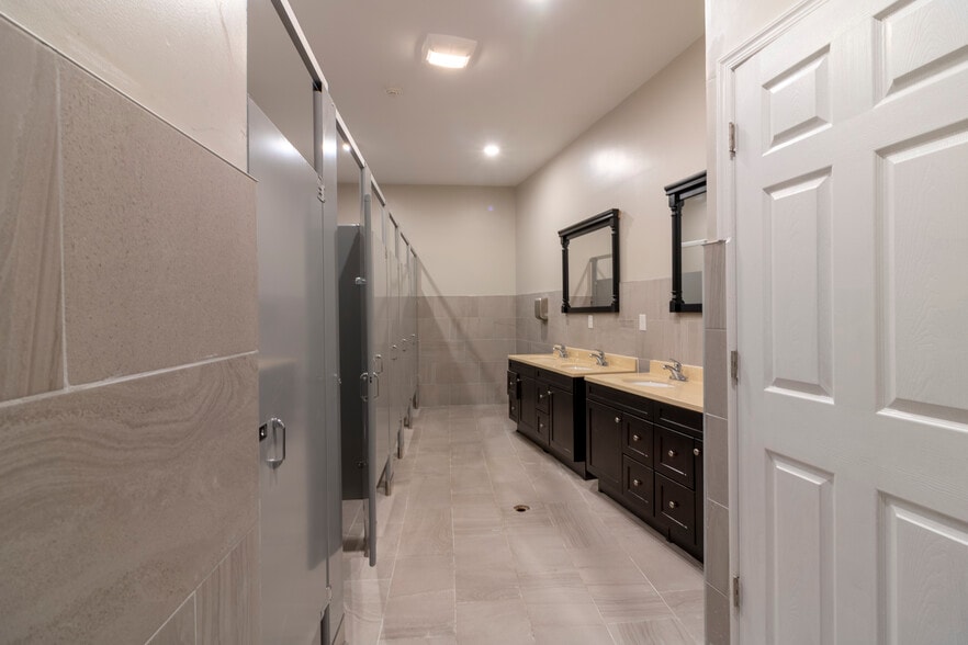 More Photos Of 2613 W Hunting Park Ave, Philadelphia Light Distribution For Lease