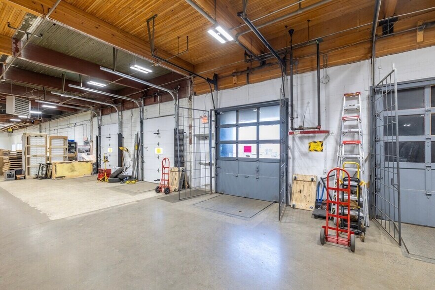 More Photos Of 5600-5620 Rue Ferrier, Mt Royal Warehouse For Lease